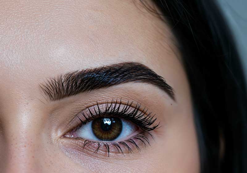 Sobrancelha com aplicação de henna